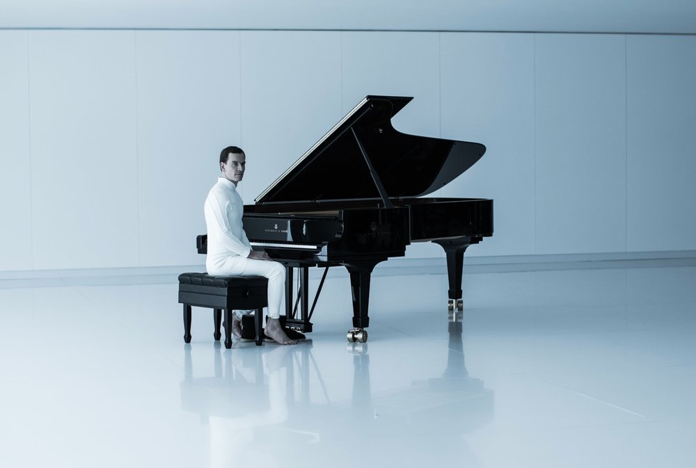 Michael Fassbender Eerily Sits at a Piano as Walter in New ALIEN: COVENANT Photo