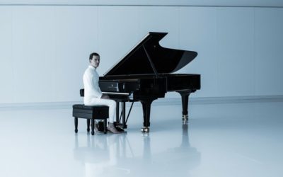 Michael Fassbender Eerily Sits at a Piano as Walter in New ALIEN: COVENANT Photo